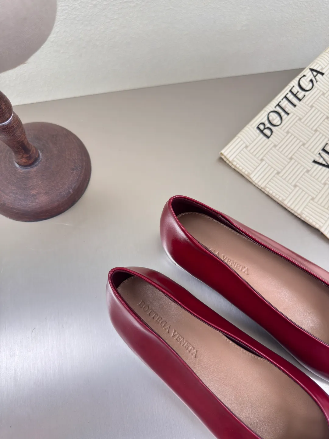 👟👟Ex-factory price 640👟👟 BV women's Sofia ballet shoes leather ballet shoes silver family elements woven series high version small round toe essential for commuting BV early autumn series are so beautiful💯 The use of elegant materials in shoes is intellectual, elegant and capable, full of high-end sense✅The design is beautiful~~ The fabric is made of original consistent lambskin and the shaping technology pursues the perfection of the internal process✅ Heel The foot pads are made of lambskin, never sloppy 🆚Original💯 Outsole technology Brand classic The new season uses Italian genuine leather outsole with clear dyeing technology and rubber square technology 💯 Comfortable and high-end flat design makes travel more comfortable and confident 35 36 37 38 39 40 41 42 (40 41 42 customized code number) Equipped with original packaging Hot glue process logo cloth bag